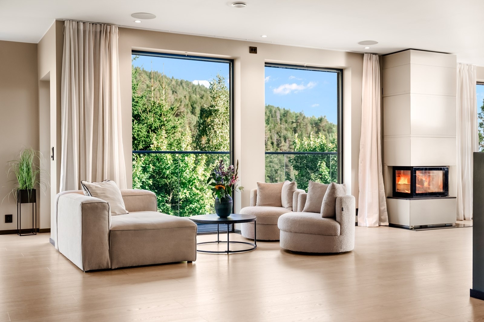 Stuen har en moderne, lukket peisinnsats som gir varme og hygge. Galleribilde