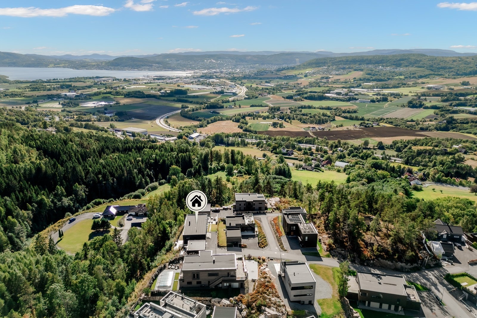 Flott utsikt over Lierdalen og mot Drammensfjorden. Galleribilde