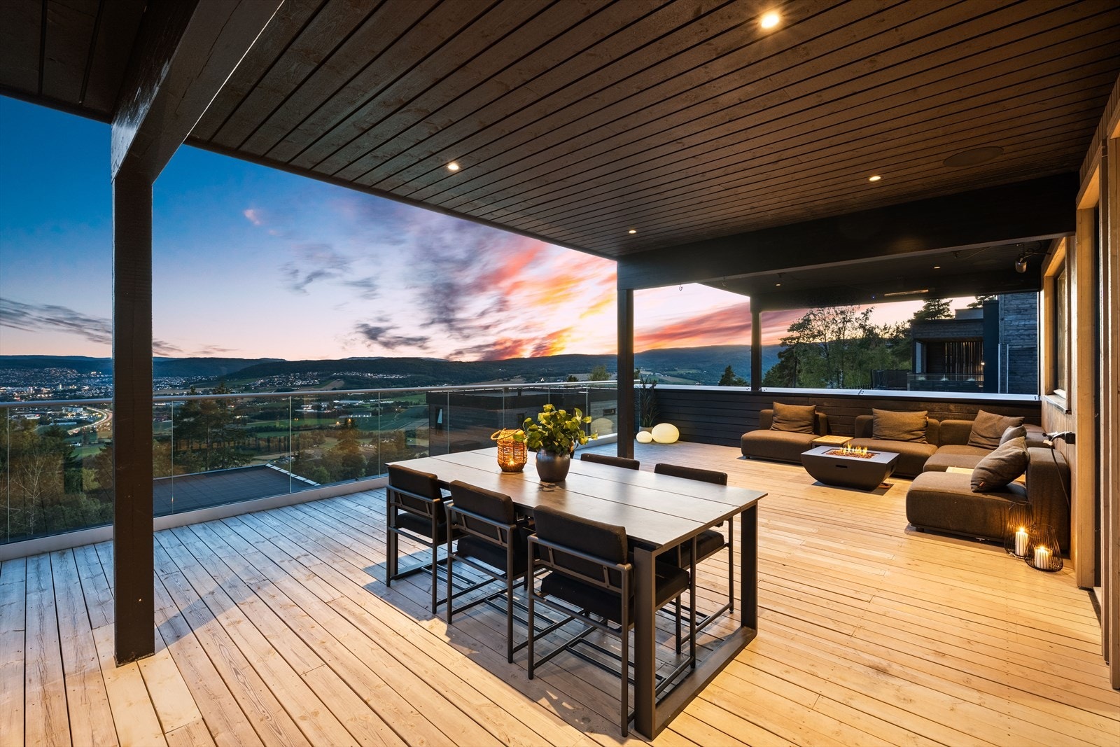 God plass til både spisebord og loungegruppe på terrassen. Galleribilde