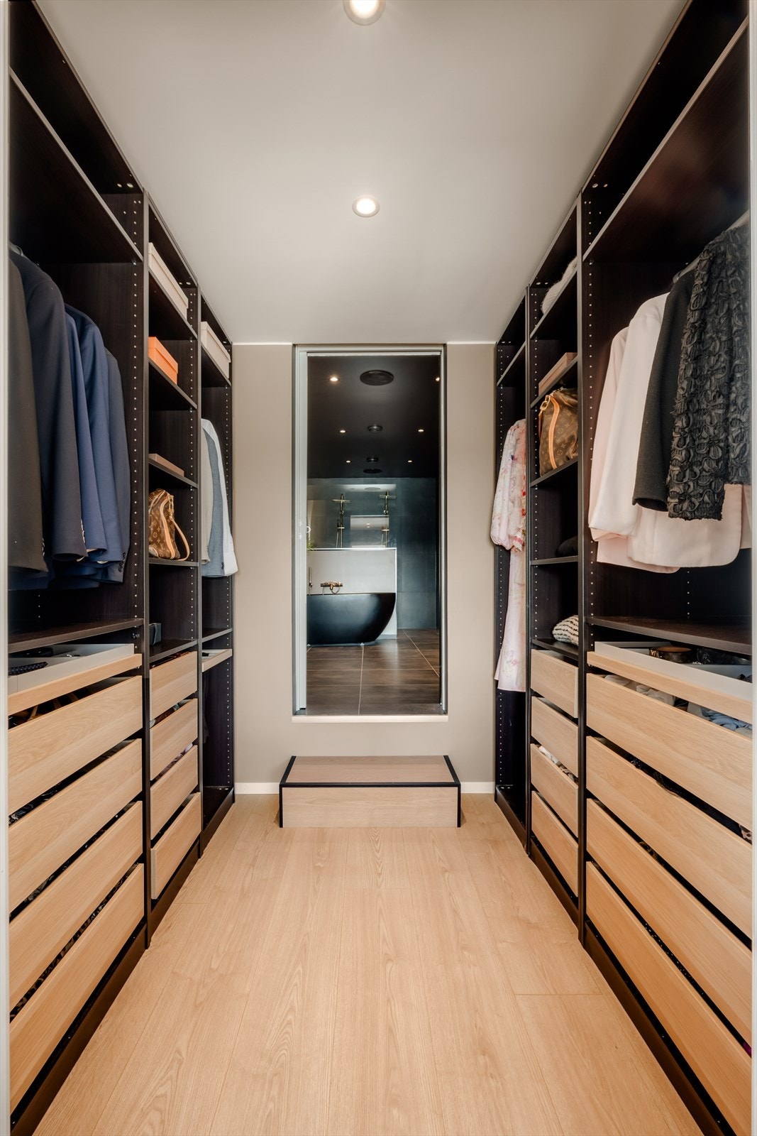 Romslig walk-in-closet med rikelig garderobeplass. Galleribilde