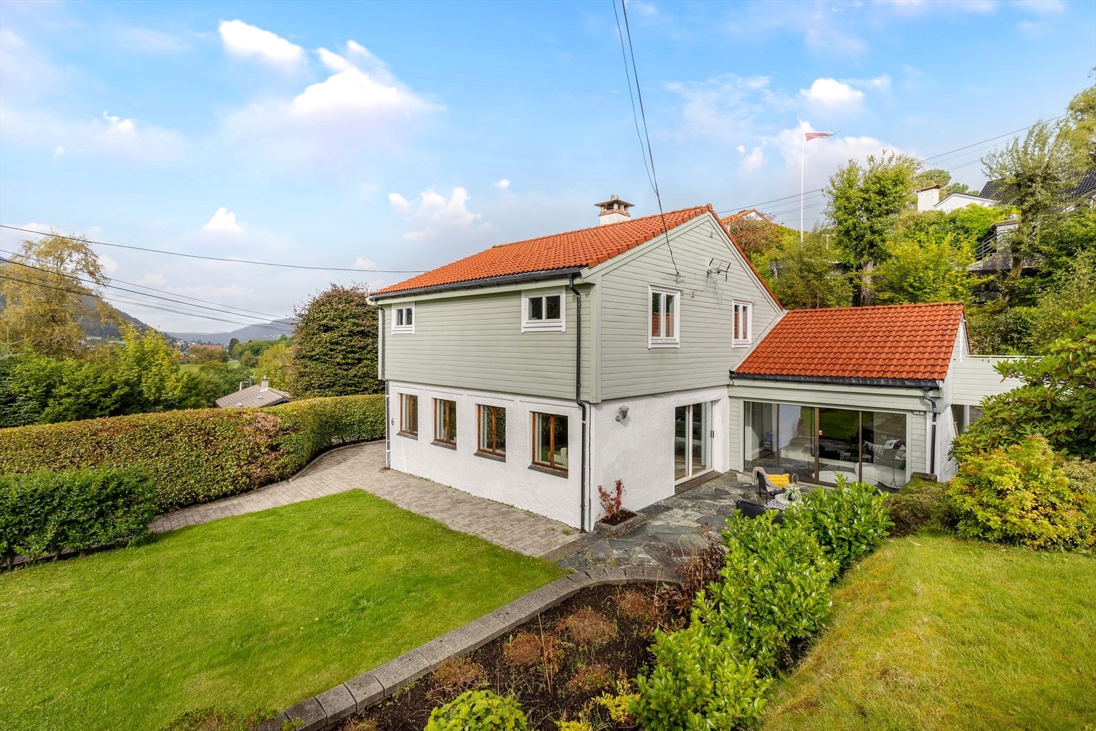 Fra hagen er det direkte adkomst til terrasse og uteområder som inviterer til hyggelige stunder med familie og venner Galleribilde