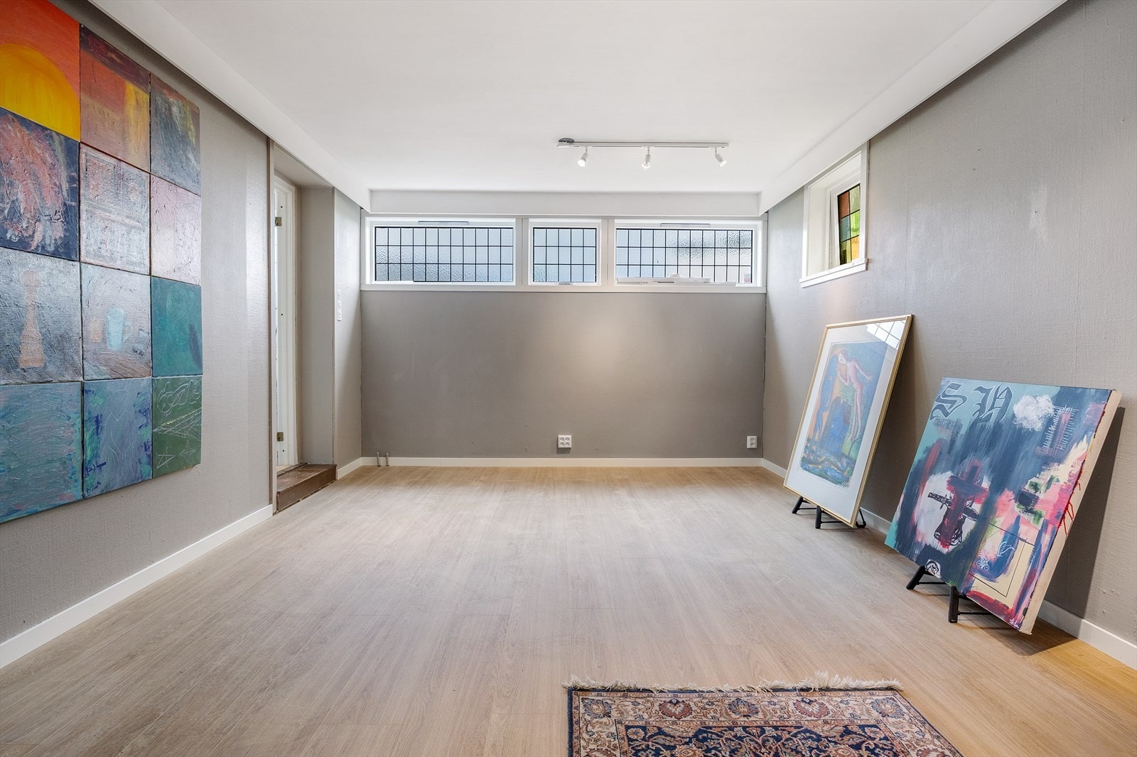 Tidligere garasje som er innredet til et allsidig rom med mange bruksmuligheter, enten som hobbyrom, atelier, treningsrom eller ekstra oppholdsareal Galleribilde