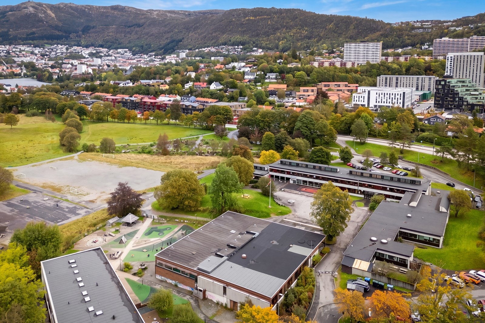 Nærhet til flere skoler, barnehager og fritidstilbud gjør området attraktivt for barnefamilier. Her avbildet Storetveit ungdomsskole, som er en del av områdets gode skoletilbud Galleribilde