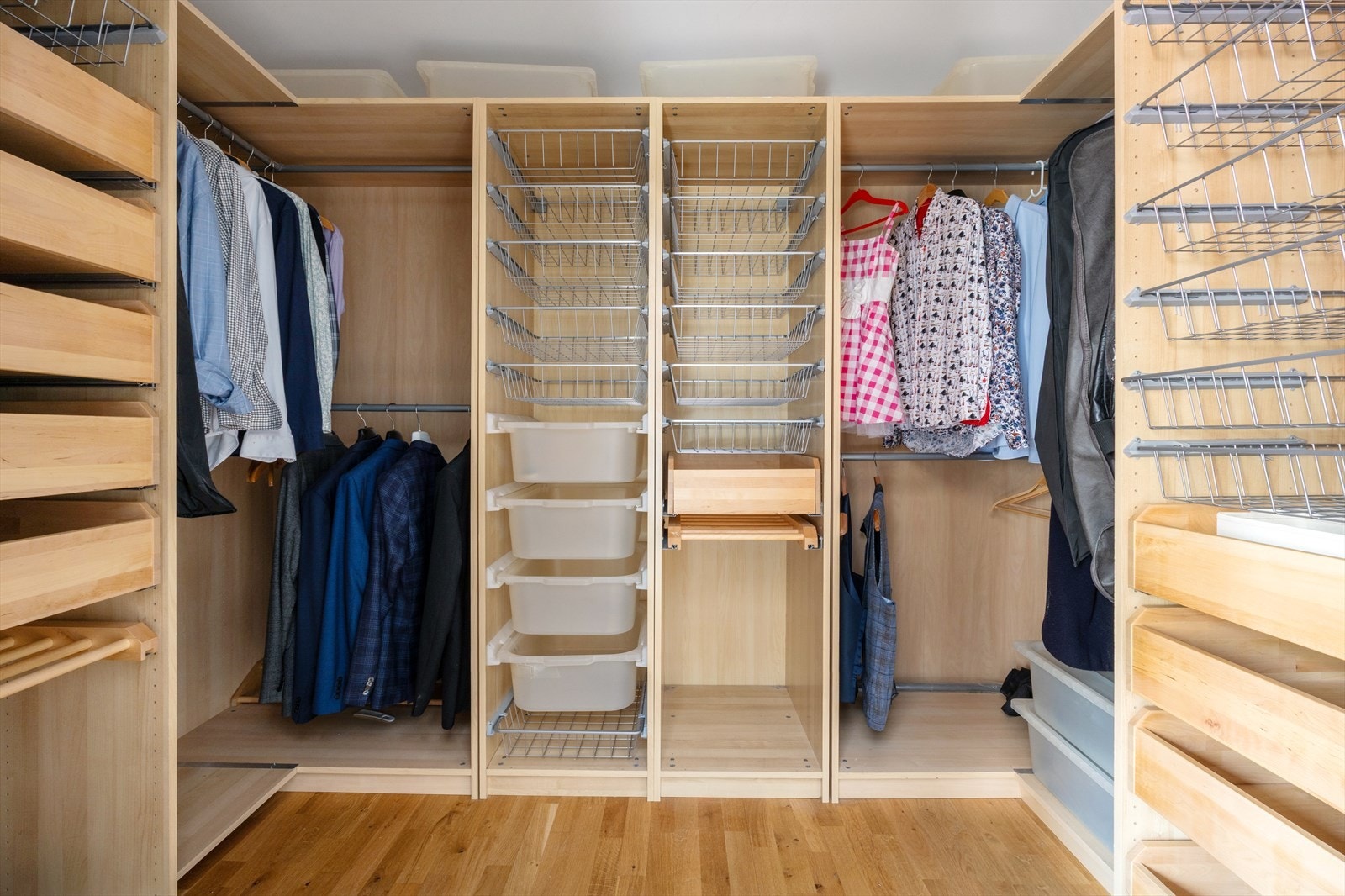 Fra hovedsoverommet er det direkte adkomst til en praktisk walk-in-garderobe. Rommet har tidligere vært innredet som soverom, noe som understreker den gode størrelsen og fleksible bruken Galleribilde