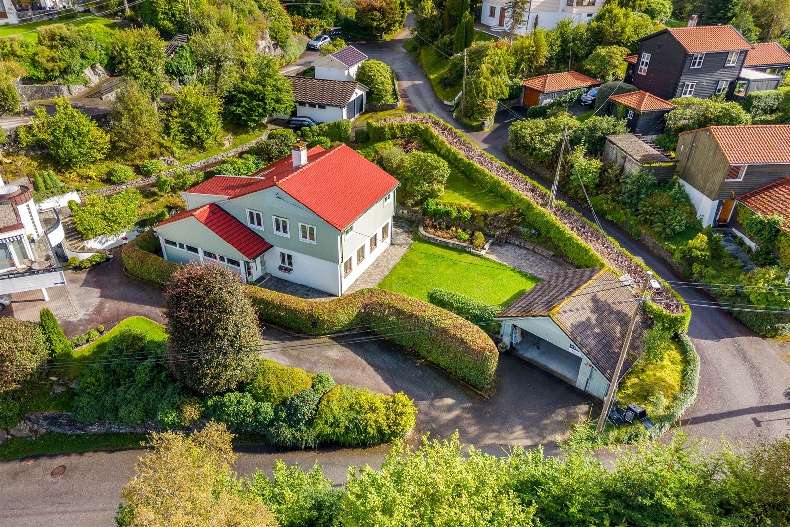 Boligen ligger i et veletablert boligområde med hovedsakelig eneboliger og annen tilsvarende bebyggelse, noe som bidrar til et harmonisk og tiltalende preg Galleribilde