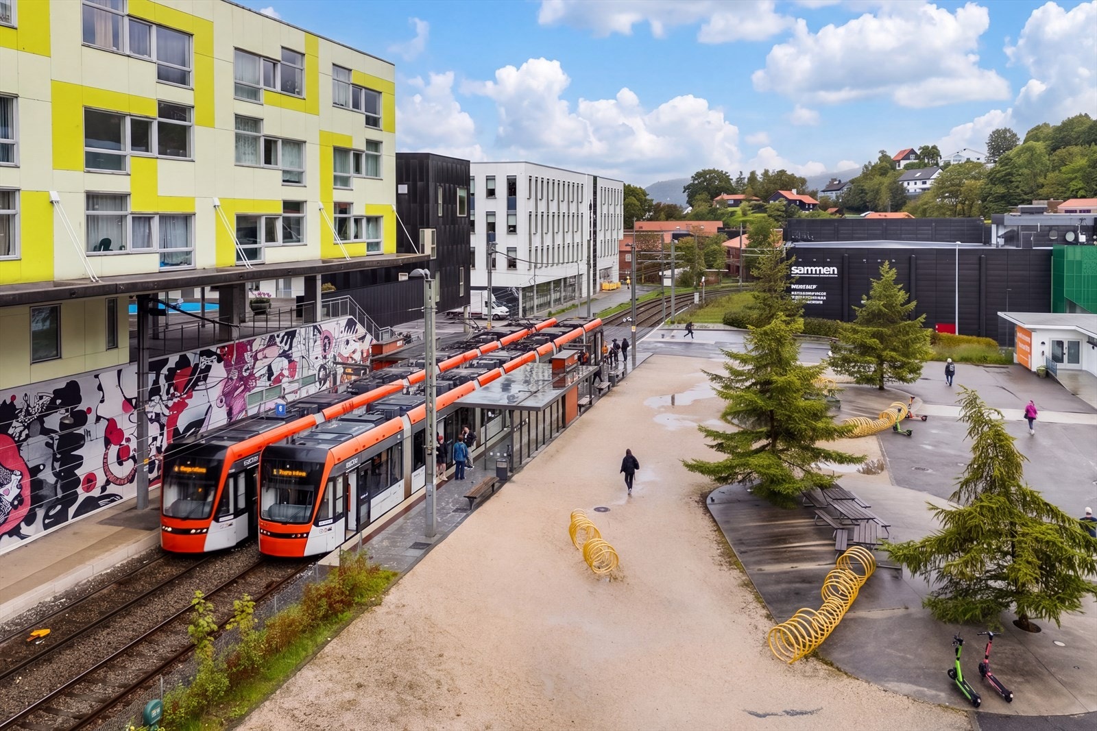 Fra Fantoft bybanestopp har man enkel og effektiv transport til Bergen sentrum, Nesttun, Lagunen og Bergen lufthavn Flesland, samt øvrige områder i Bergensdalen og Fana Galleribilde