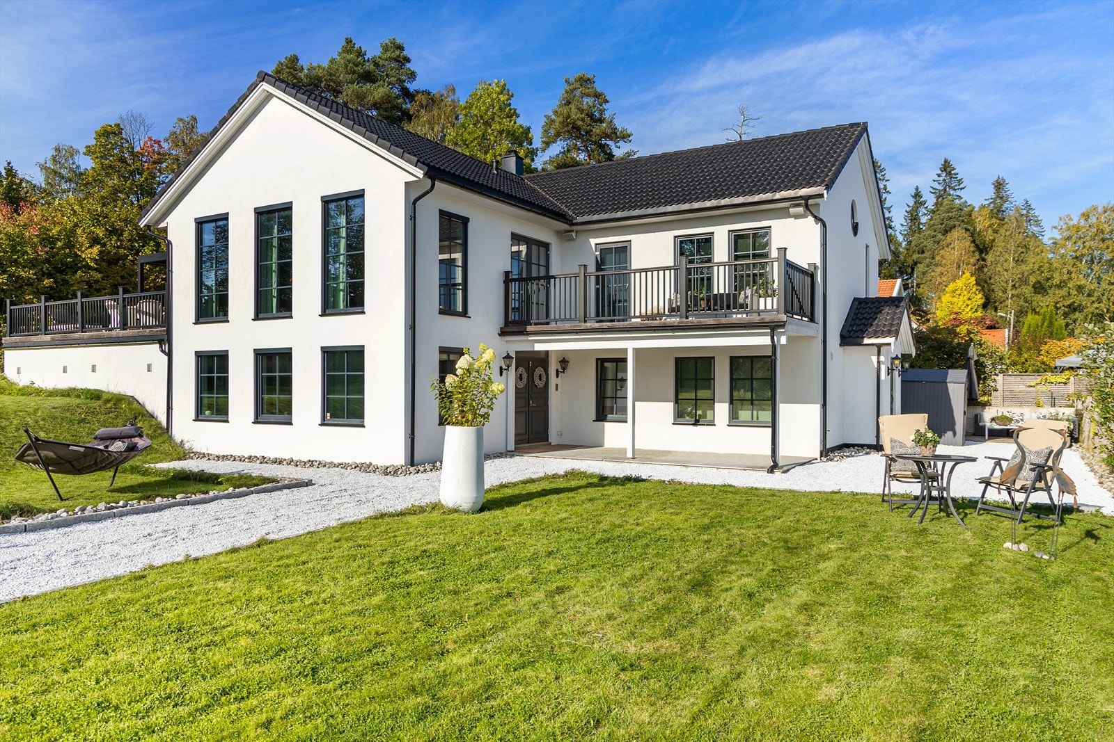 Den omfattende ombyggingen i 2011-2013 har skapt et hjem med generøse oppholdsrom, takhøyde på opptil ca. 3,5 meter (iht. tidligere salgsoppgave), store vindusflater og en særegen atmosfære. Galleribilde