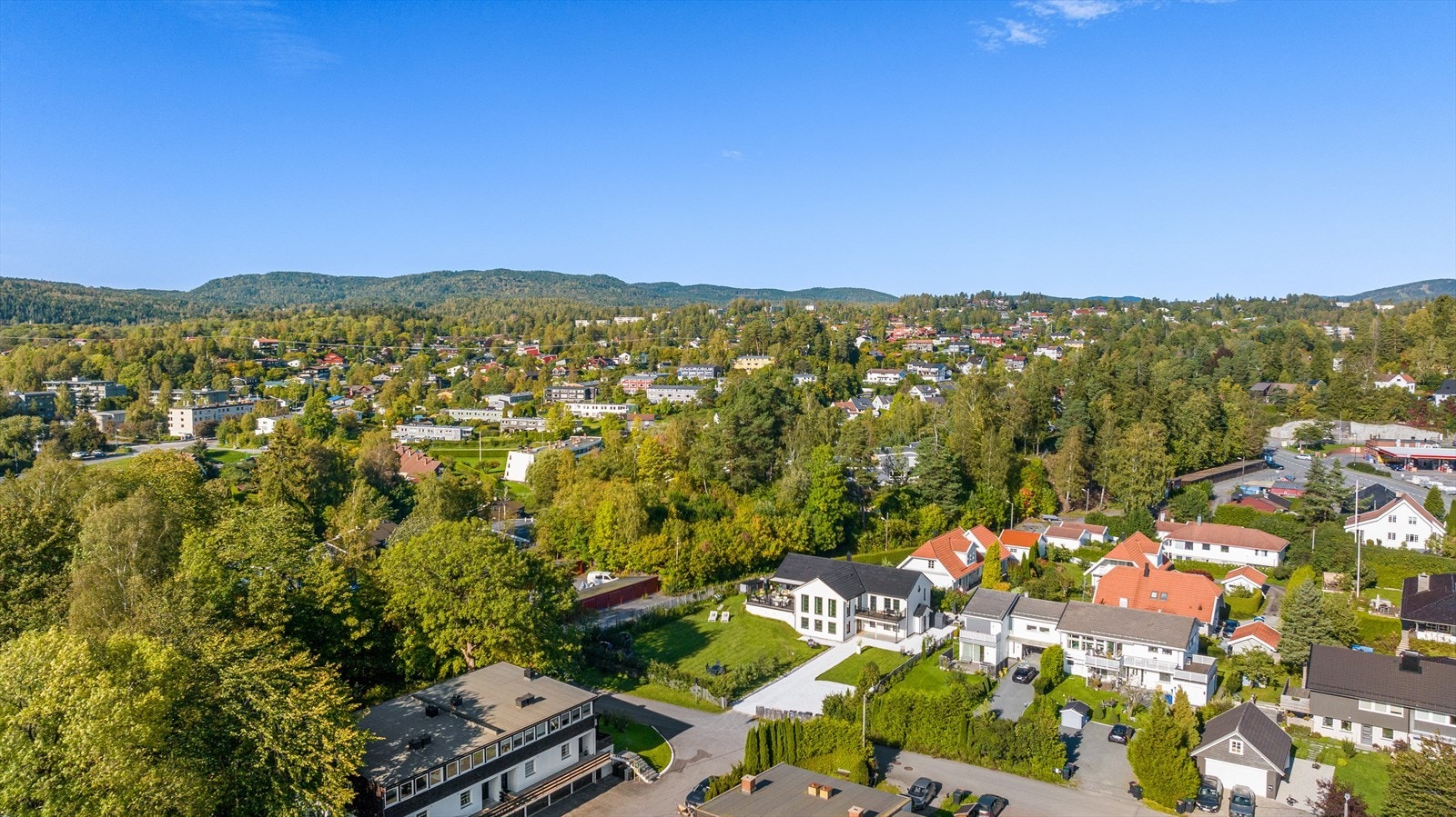 Innerst i en rolig og barnevennlig blindvei på Bekkestua ligger denne imponerende og særdeles innholdsrike boligen, omgitt av en romslig og vakkert opparbeidet tomt. Galleribilde