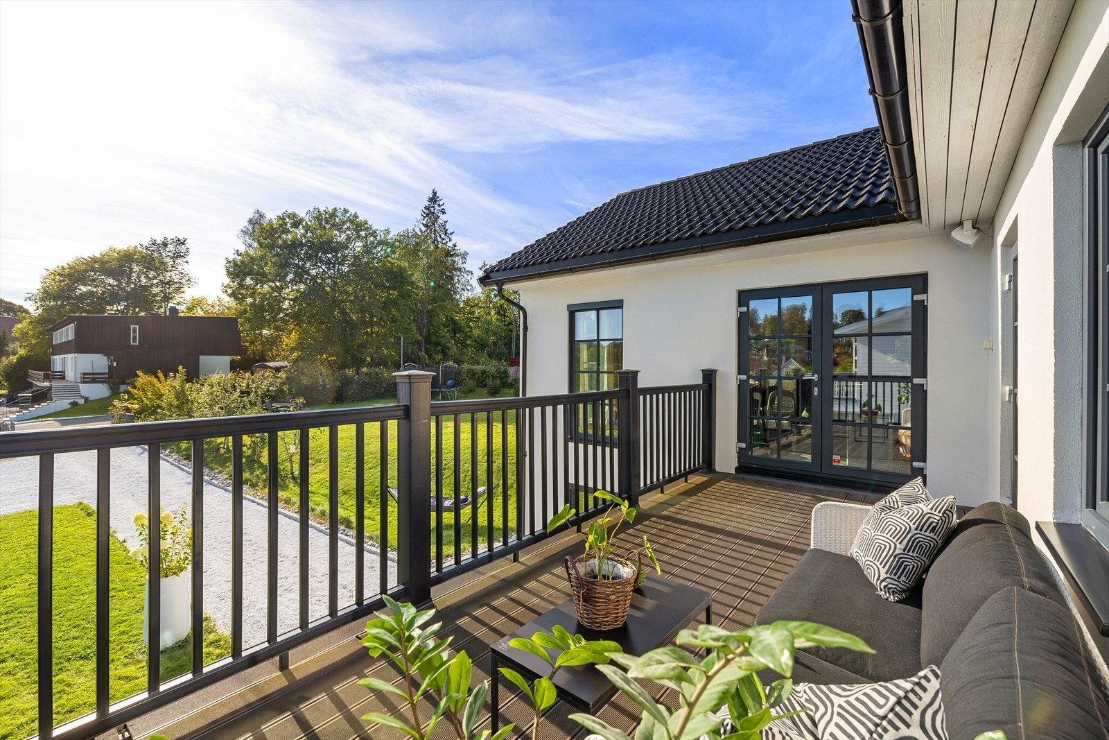 Fra kjøkken/soverom er det adkomst til en terrasse på ca. 15 m² med vedlikeholdsfritt terrassebord i kompositt. Galleribilde