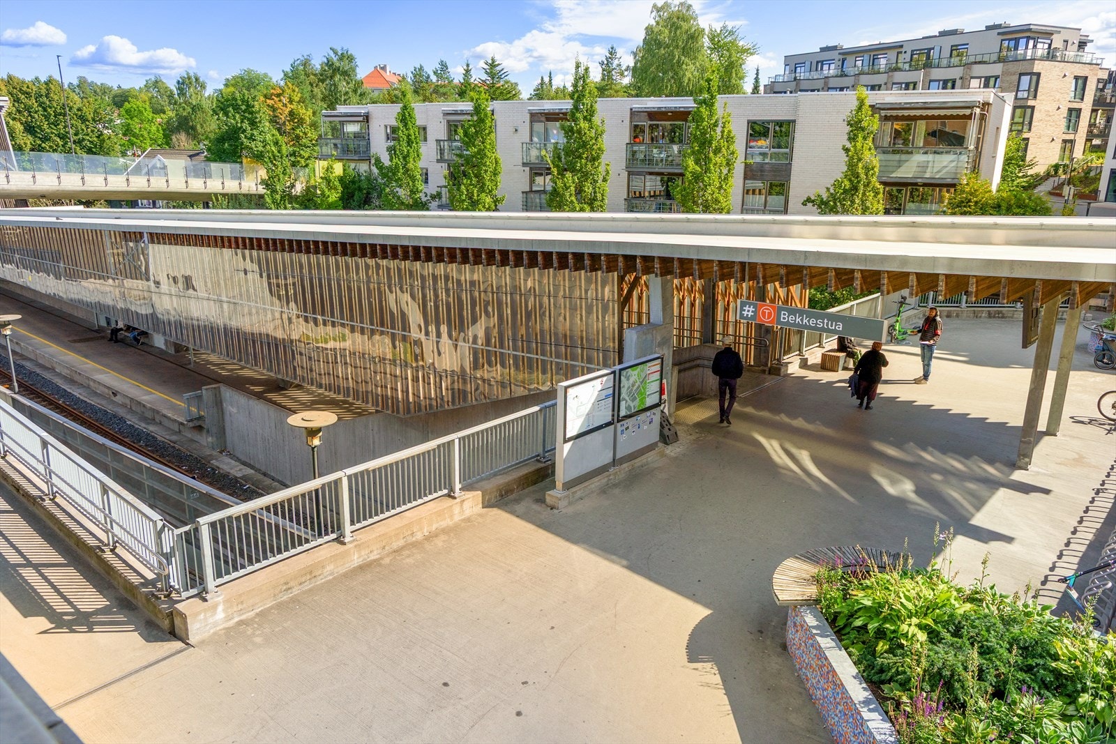 Med beliggenhet innenfor sone 1 er det utrolig praktisk å komme seg til Oslo og resten av regionen med kollektivtransport. Nærmeste bussholdeplass ligger i Hosleveien, som er bare 2 min. gange unna. Herifra går det ekspressbuss som tar deg til Oslo S. Galleribilde