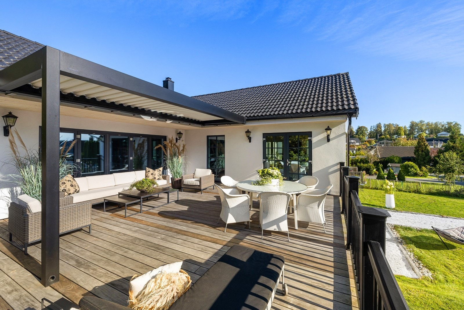 Kebony Clear terrassebord er uten kvist, som gir et jevnt, behagelig og moderne uttrykk. En eksklusiv, elektrisk pergola med taklameller som kan lukkes helt, delvis eller åpnes helt, gjør at terrassen kan nytes i både sol og regn. Galleribilde