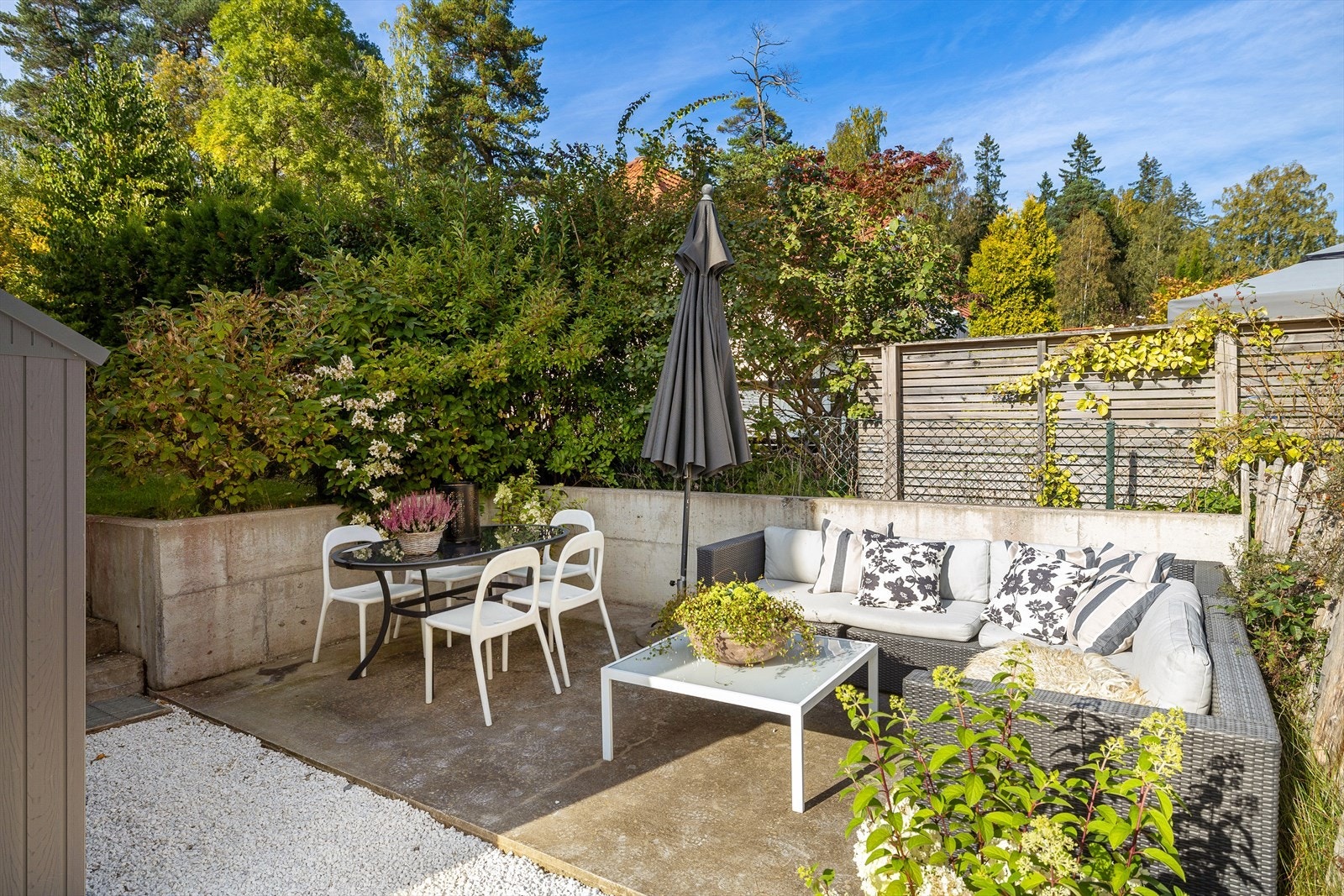 Terrasse utenfor utleiedelen på ca. 14,5 m2 i støpt betong. Galleribilde