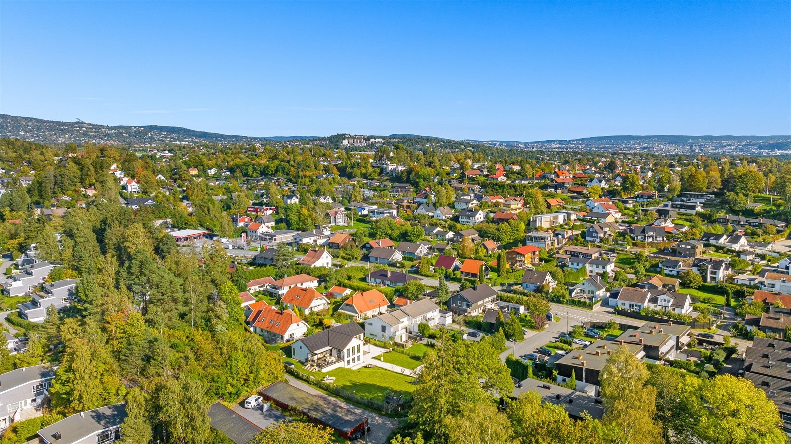 For deg som liker å løpe eller gå tur, finner du gang- og sykkelveier rett utenfor tomta . Det er kort vei til attraktive turområder som Fredaskogen, Grinijordene, Sauejordet og ut Pilgrimsleden. Herfra er det en naturlig og sømløs overgang til marka. Galleribilde