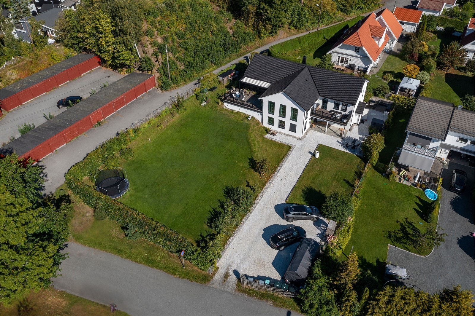 Innenfor dagens utnyttelsesgrad er det mulig å oppføre en romslig dobbelgarasje på inntil ca. 39 m², forutsatt at øvrige krav blant annet plassering er oppfylt, ref. vedlagt mulighetsstudie. Galleribilde