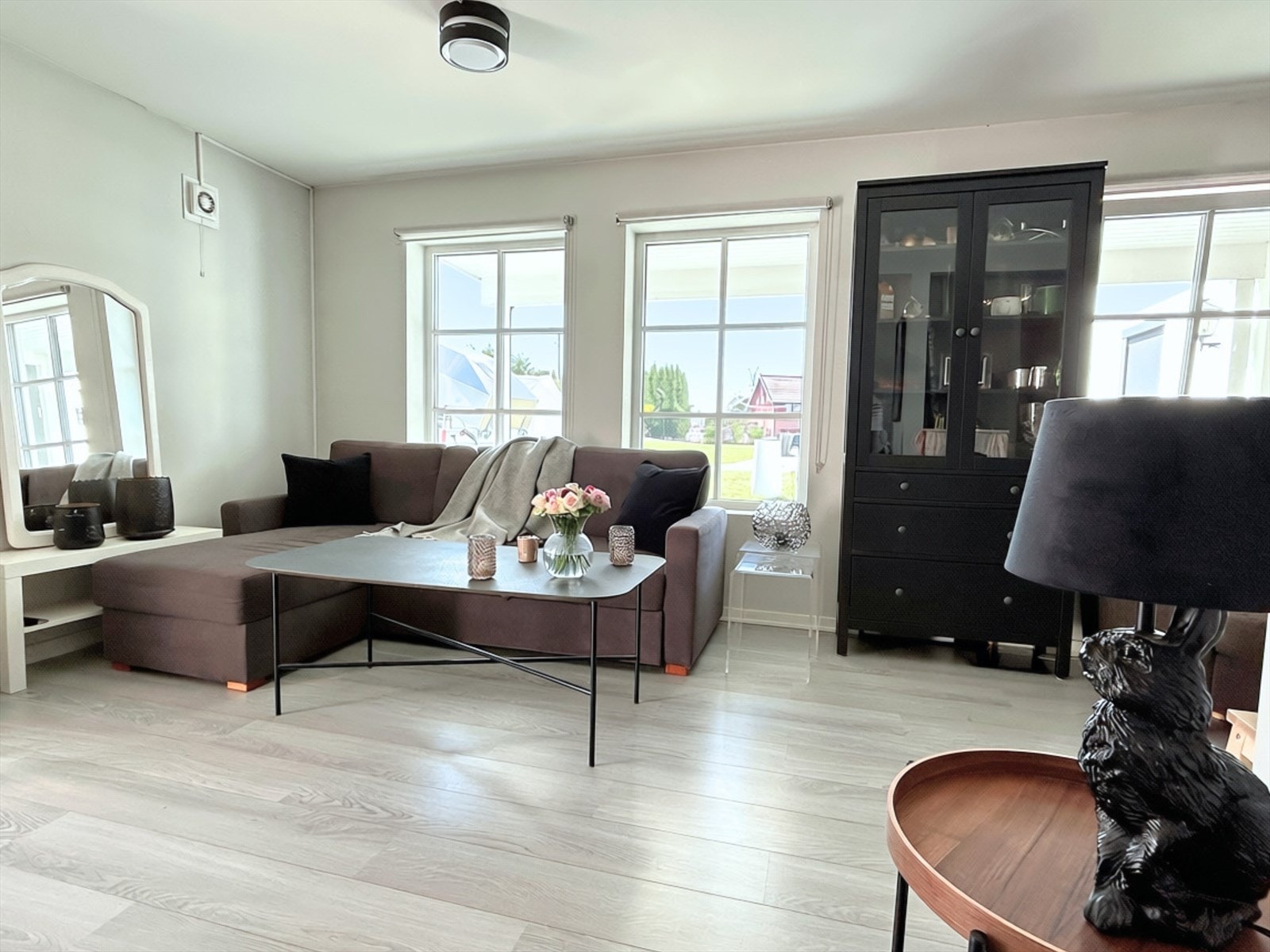 Åpen stue- og kjøkkenløsning med laminatgulv i tre-etterligning og behagelig vannbåren gulvvarme. Her er det god plass til spisebord og sofa, samt Tv-møbel. Galleribilde