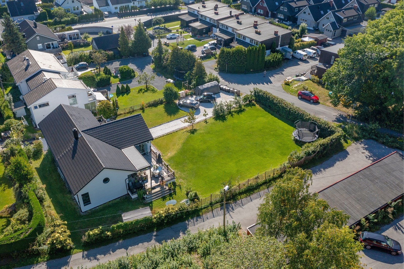 Det er i dag gode parkeringsmuligheter på grusområdet på egen tomt med plass til mer enn fem biler i dag, og det er satt opp elbillader med tak ved biloppstillingsplassen. Galleribilde