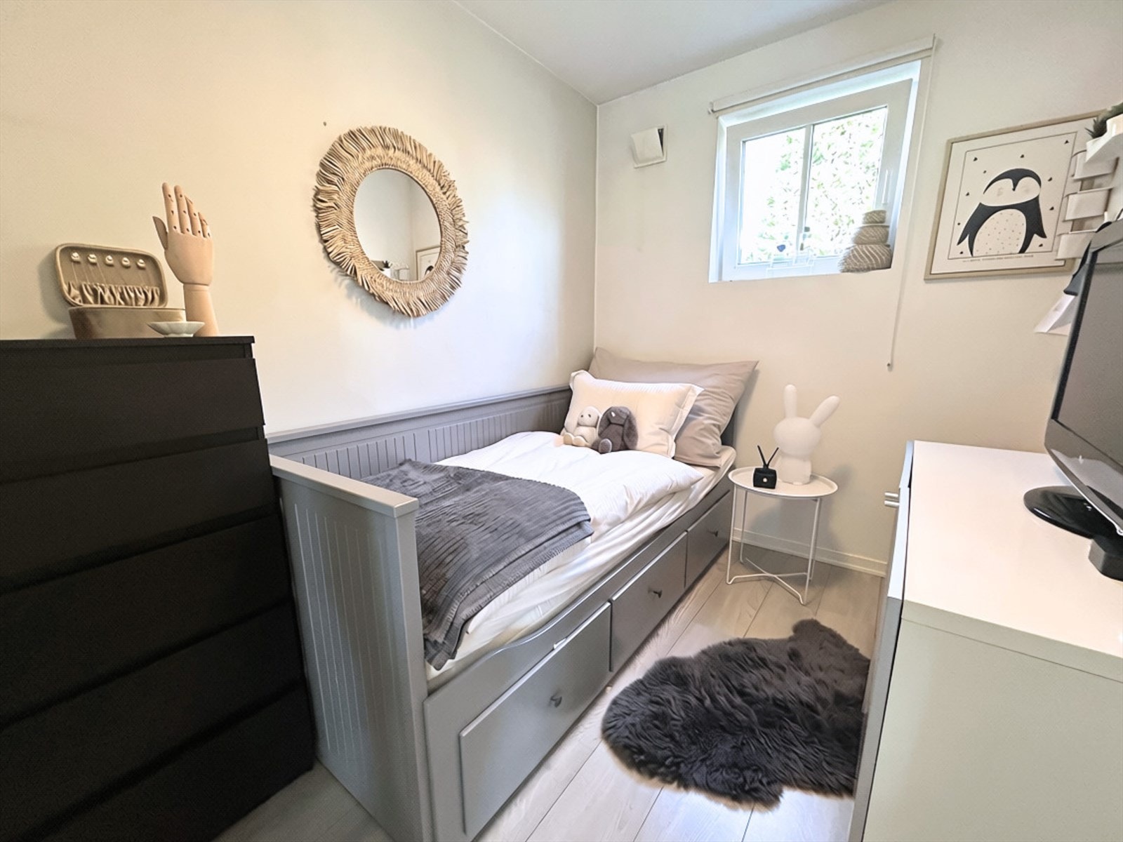 Her får man en fleksibel planløsning som gir gode muligheter for både overnattingsgjester, hjemmekontor eller annen ønsket bruk. Galleribilde