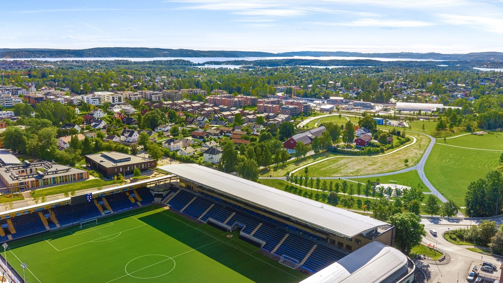 I nærheten finner du blant annet Nadderud Arena, Nadderud stadion og Nadderudhallen med svømmebasseng og treningsmuligheter, i tillegg til flere kunstgressbaner og tennisbaner. Galleribilde