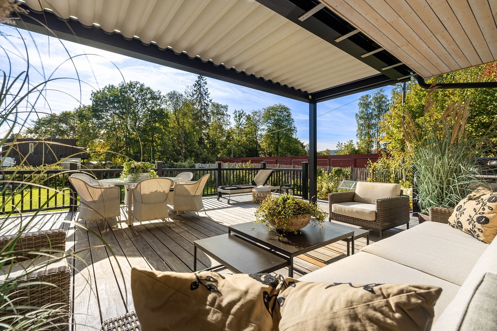 Fra stue/kjøkken er det utgang til en ca. 47 m² stor terrasse med vedlikeholdsfritt Kebony Clear-terassegulv fra 2020 som har 30 års produsentgaranti. Galleribilde