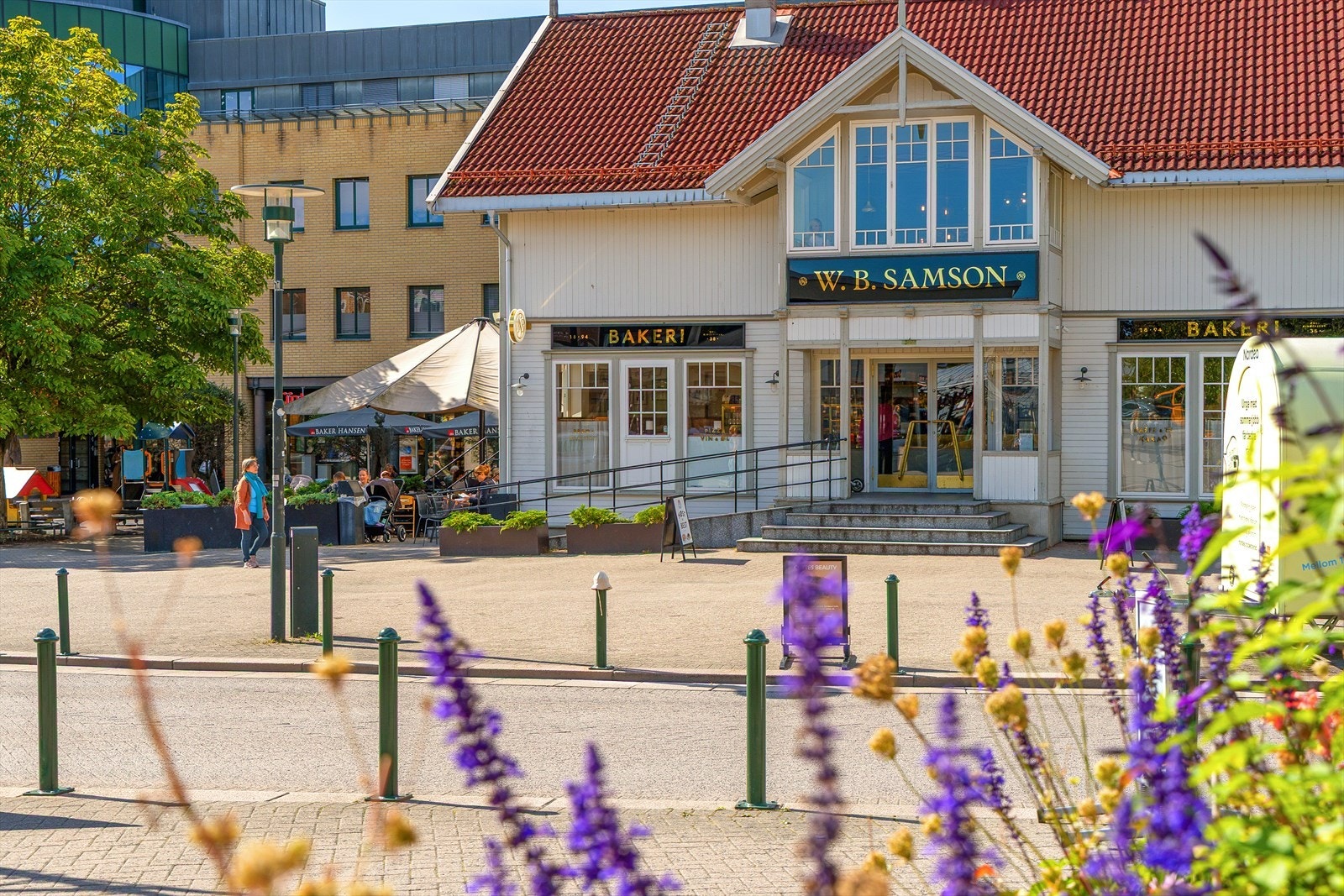 På Bekkestua finner du flere store apotek, Sats, flere restauranter og kaféeer, diverse matbutikker, flotte klesbutikker, blomsterbutikker, Vinmonopolet, legesentre, tannleger, bank og mye mer. Galleribilde