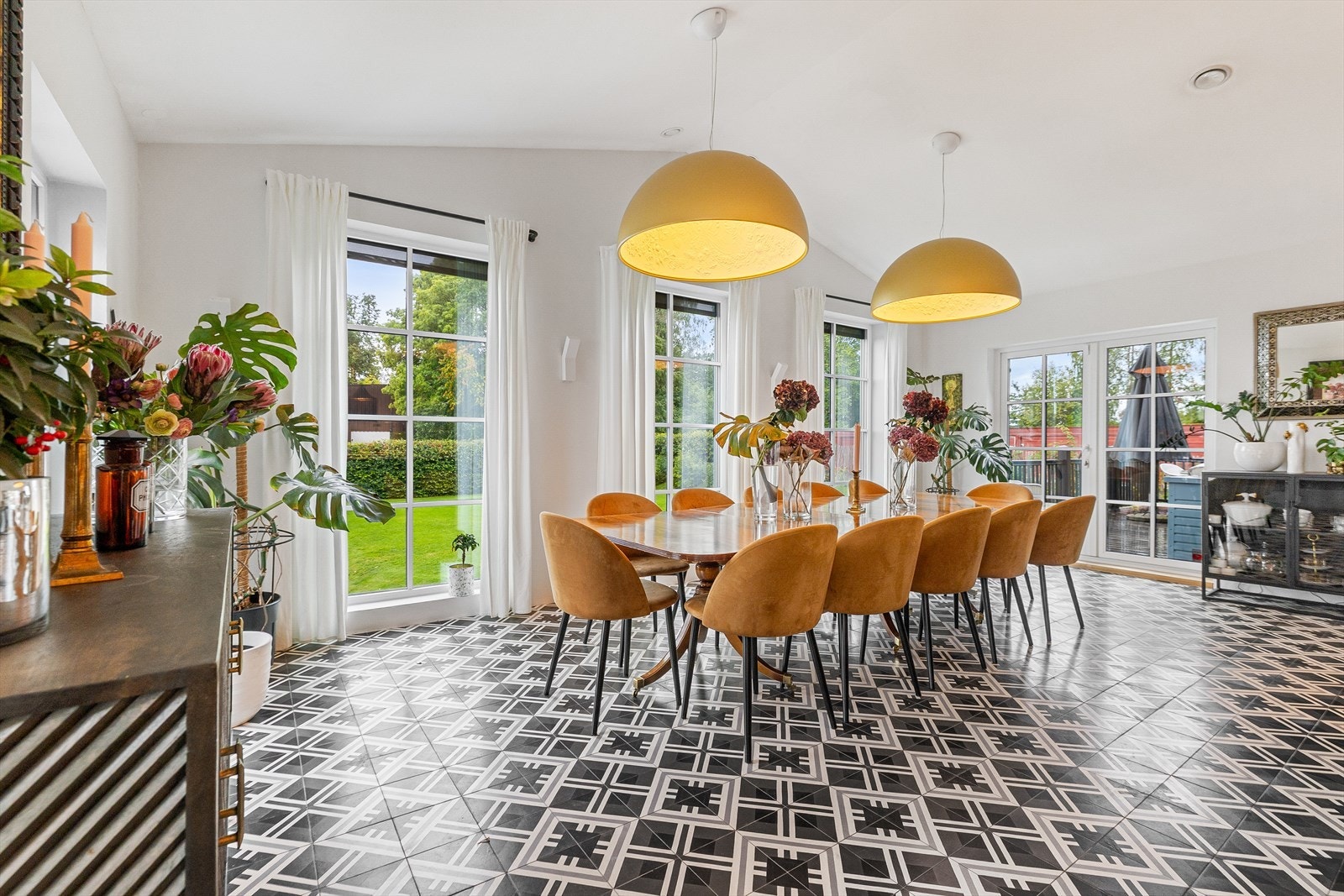 Det er store vindusflater på 3 av veggene og uplights belysning i spisestuen. Galleribilde
