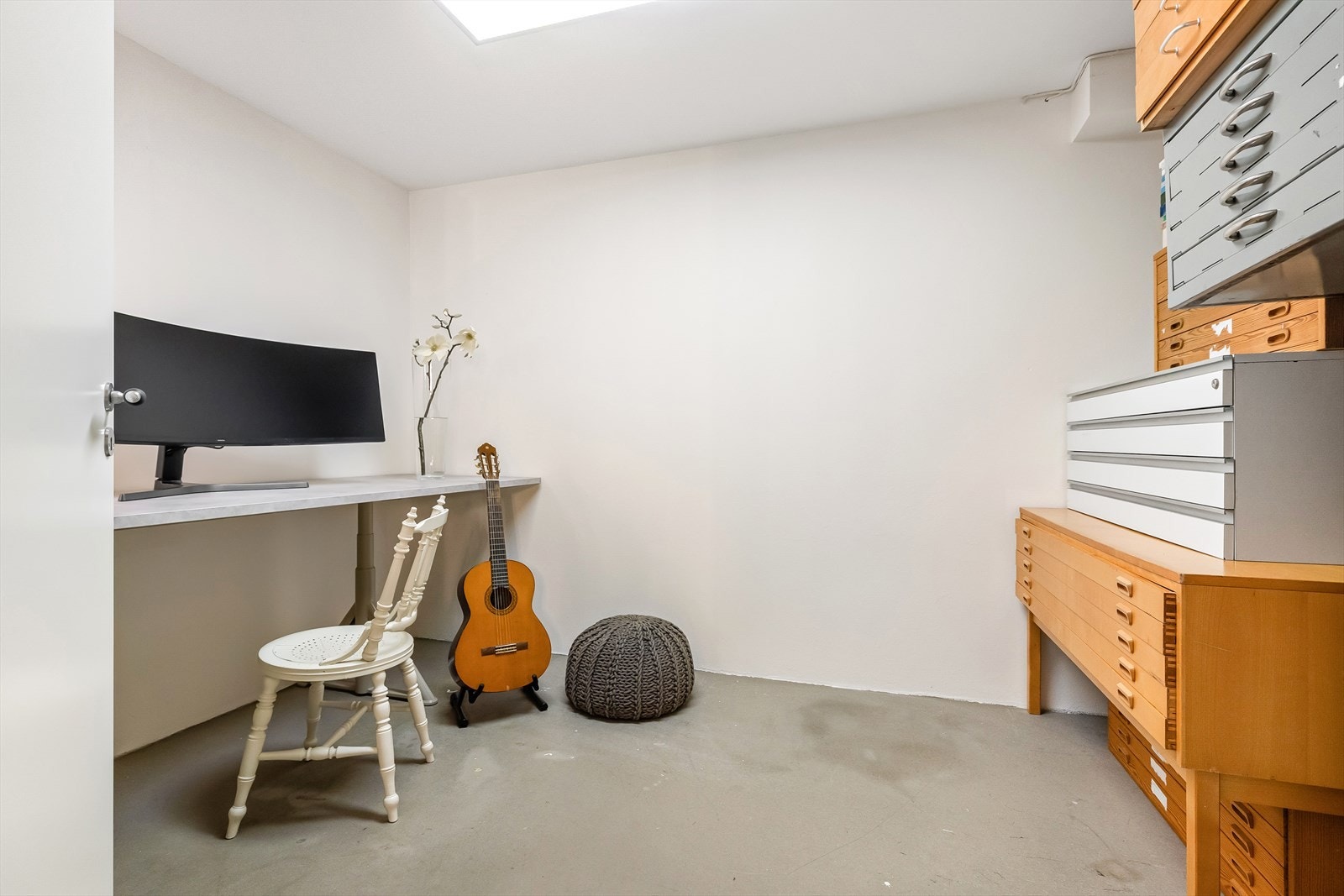 Boligen har flere boder, som gir gode lagringsmuligheter. Galleribilde