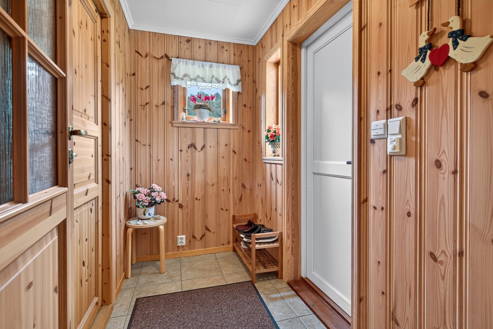 En blir ønsket velkommen inn i entré/gang med videre adkomst til boligens øvrige rom. Galleribilde