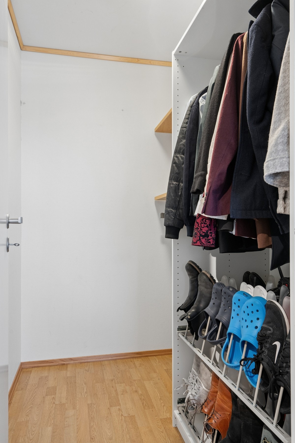 Eget walk-in-closet innredet med hyller og oppheng. Galleribilde