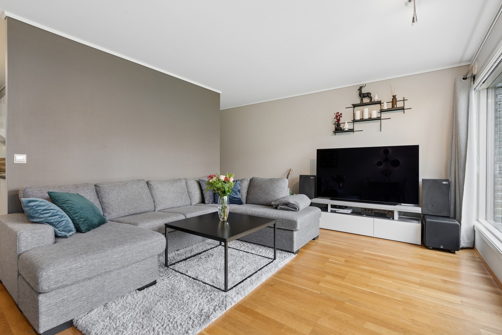 Romslig oppholdsrom med gode møbleringsmuligheter for TV-stue. Galleribilde