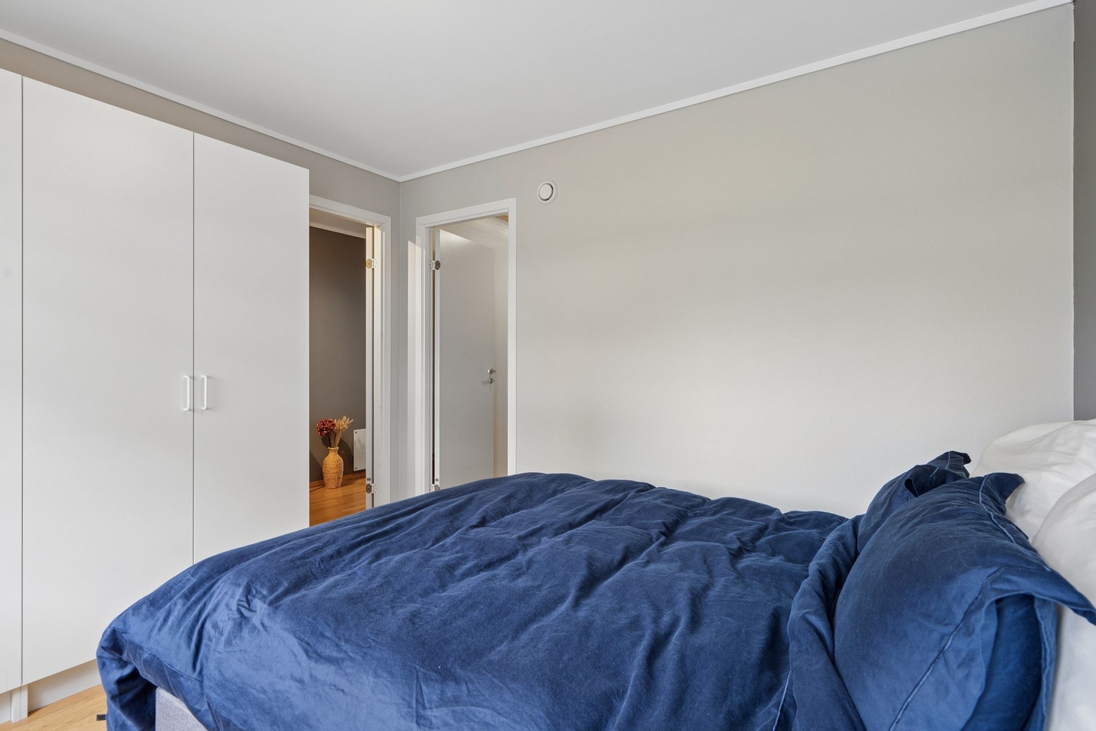 Fra soverommet er det direkte adkomst til walk-in-closet. Galleribilde