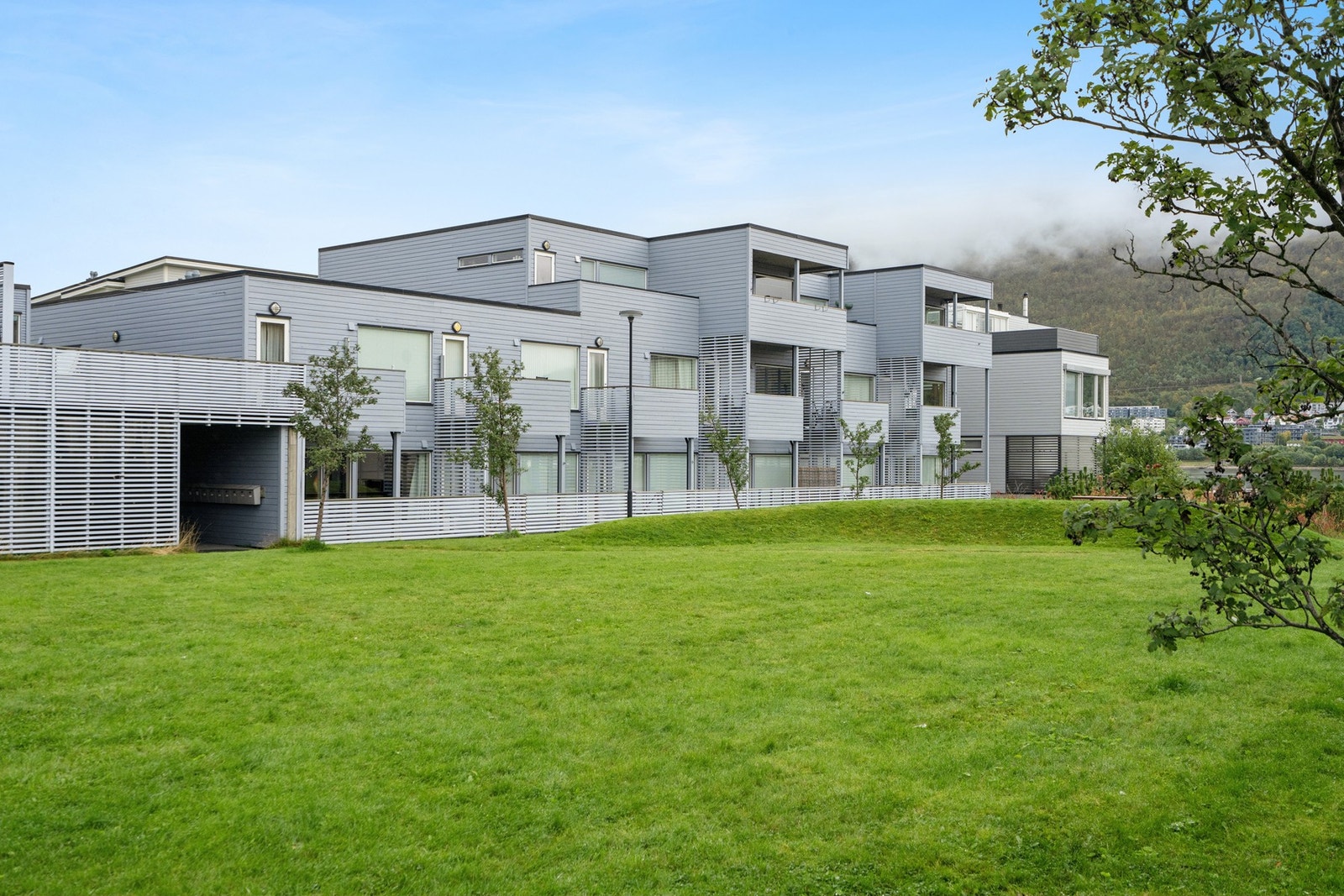 Bebyggelsen har moderne arkitektur og store omkringliggende plenarealer. Galleribilde