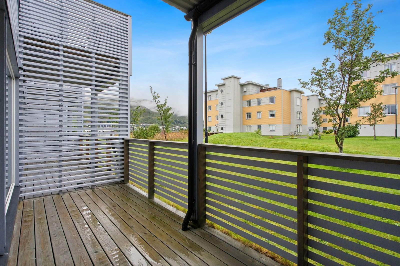 Leilighet med overbygd balkong og direkte kontakt med grøntområdet utenfor. Galleribilde