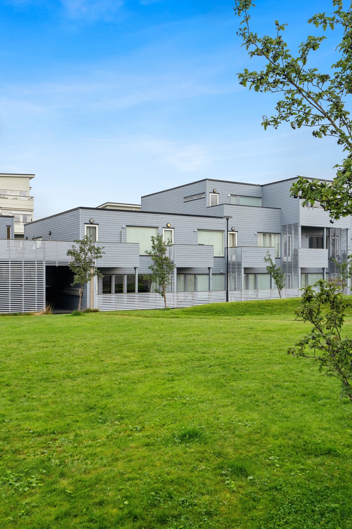 Velholdt fasade med adkomst via svalgang og overbygde partier. Galleribilde
