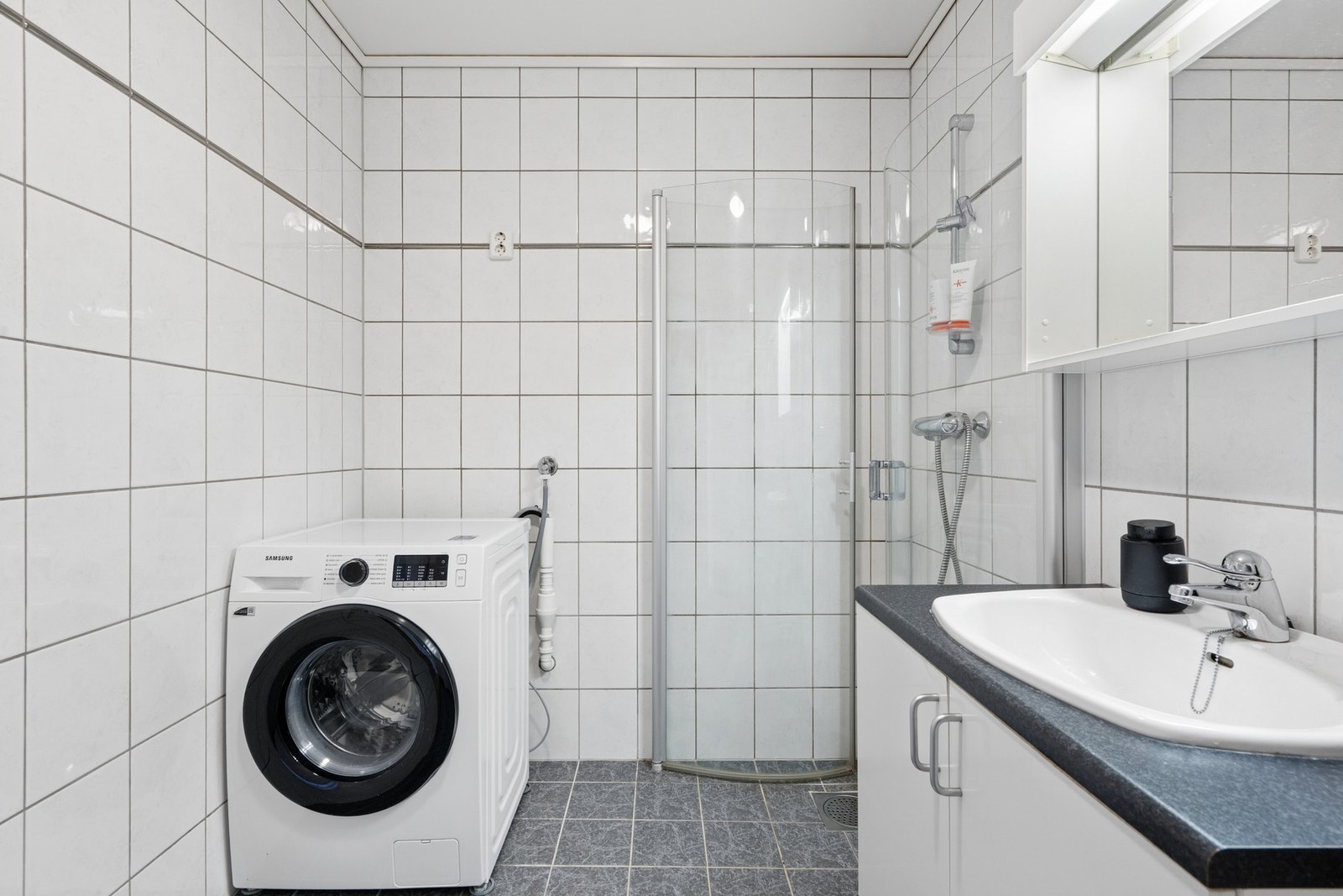 Praktisk nisje med plass til vaskemaskin. Galleribilde