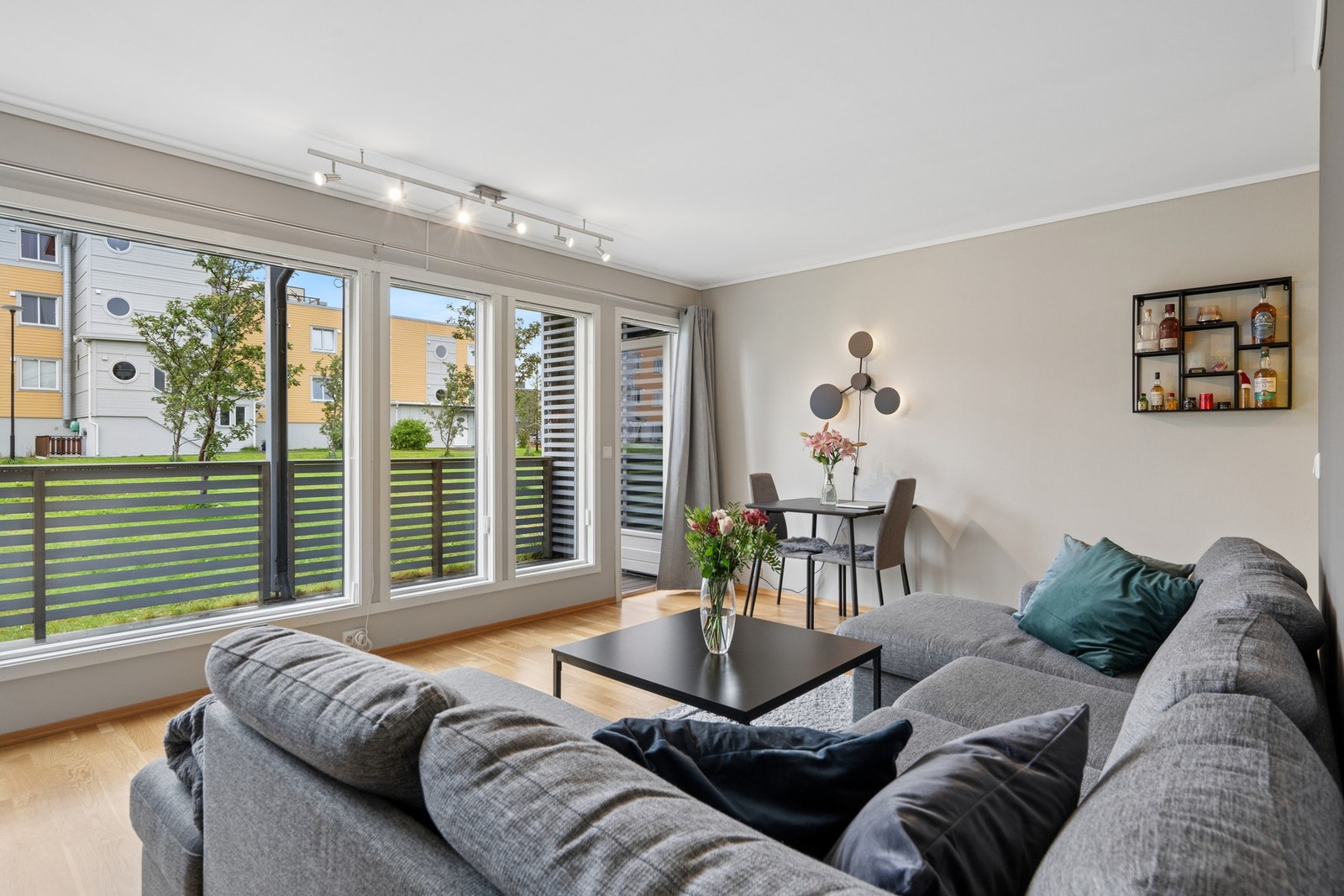 Store vindusflater slipper inn rikelig med dagslys i stuen. Galleribilde