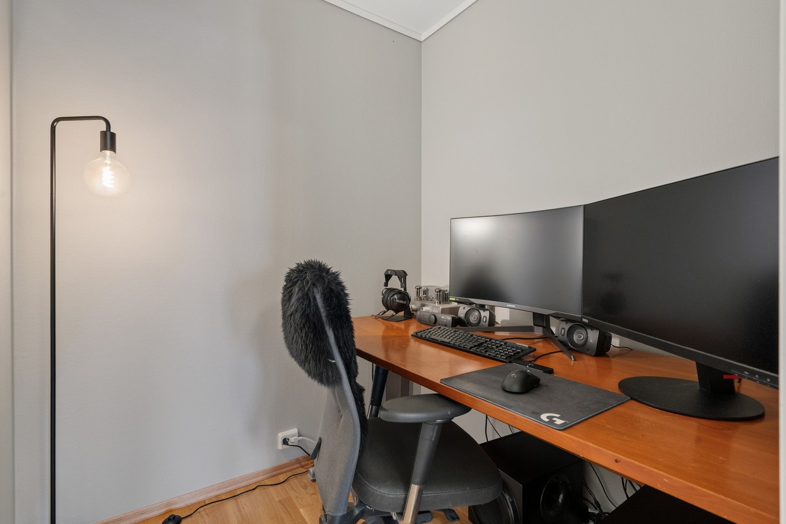 Praktisk kontor med god plass til skrivebord og arbeidsstasjon. Galleribilde