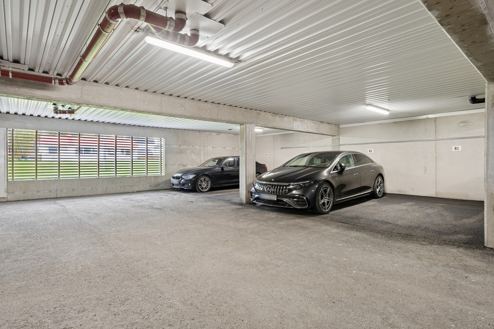 Parkering i felles garasjeanlegg under tak. Galleribilde