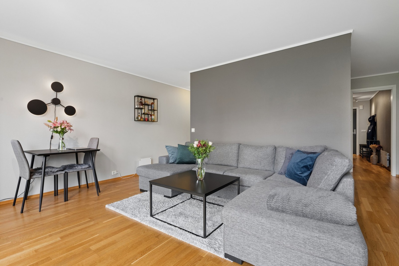 Stuen har god plass til både sofagruppe og spisebord. Galleribilde