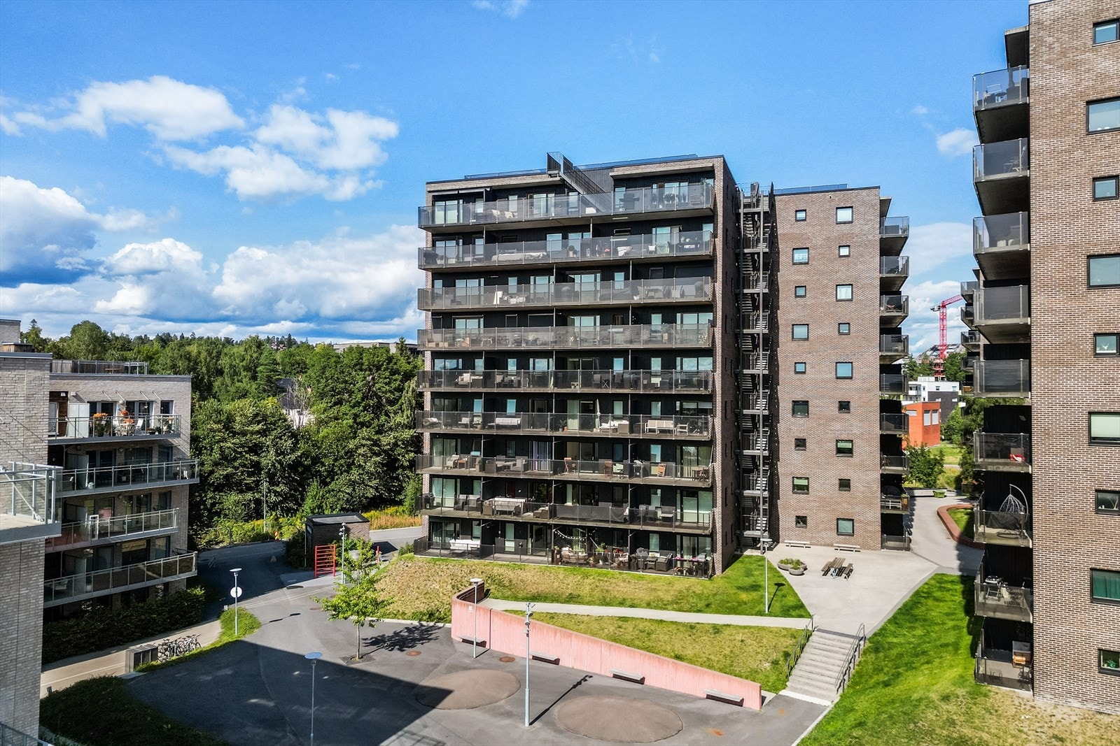 Boligen ligger i et sentralt boligområde på Fornebu med kort gangavstand til offentlig kommunikasjon. Nærmeste holdeplass er Lilløyveien ca. 200 meter fra boligen. Galleribilde