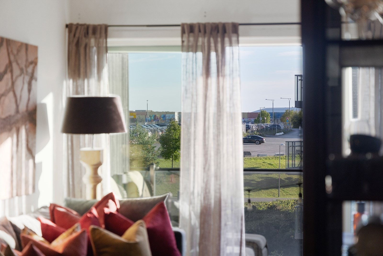 En sosial og innbydende bolig i solrike og skjermede omgivelser - her er det er enkelt å samle de du er glad i. Galleribilde