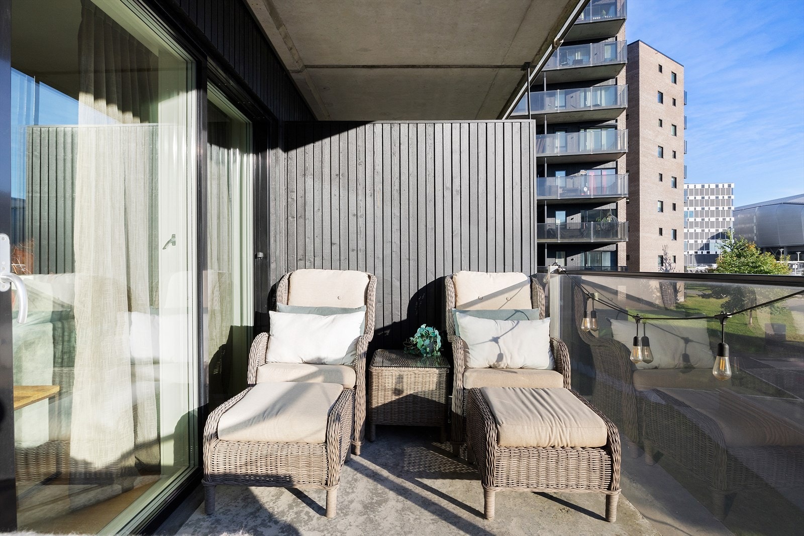 Den romslige balkongen gir god plass til å etablere flere soner, eksempelvis med både spisegruppe og lounge-/sittegruppe. Galleribilde