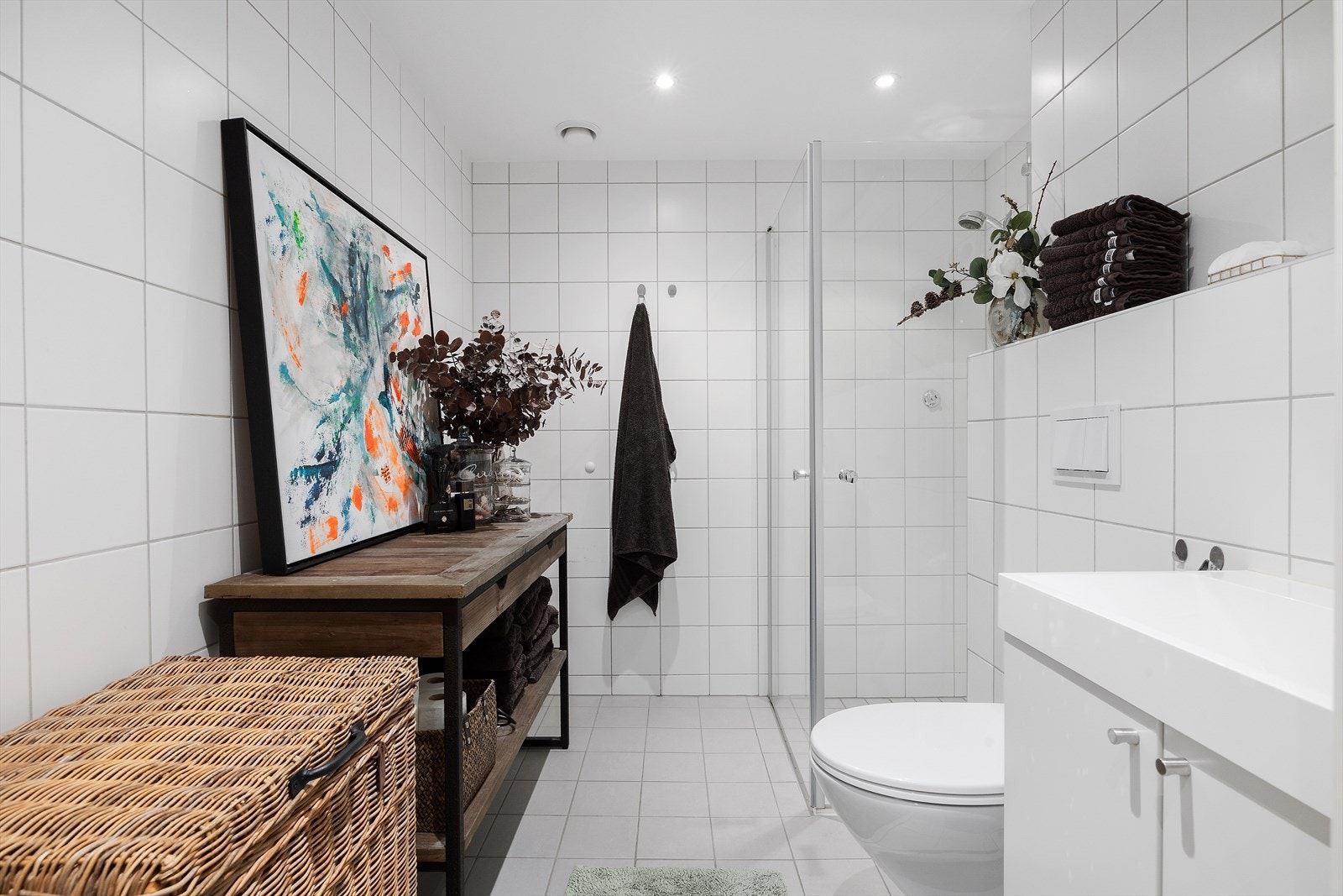Badet fra 2015 fremstår delikat og moderne med flislagt gulv med gulvvarme, flislagte vegger og downlights i himlingen som bidrar til et behagelig lys. Galleribilde