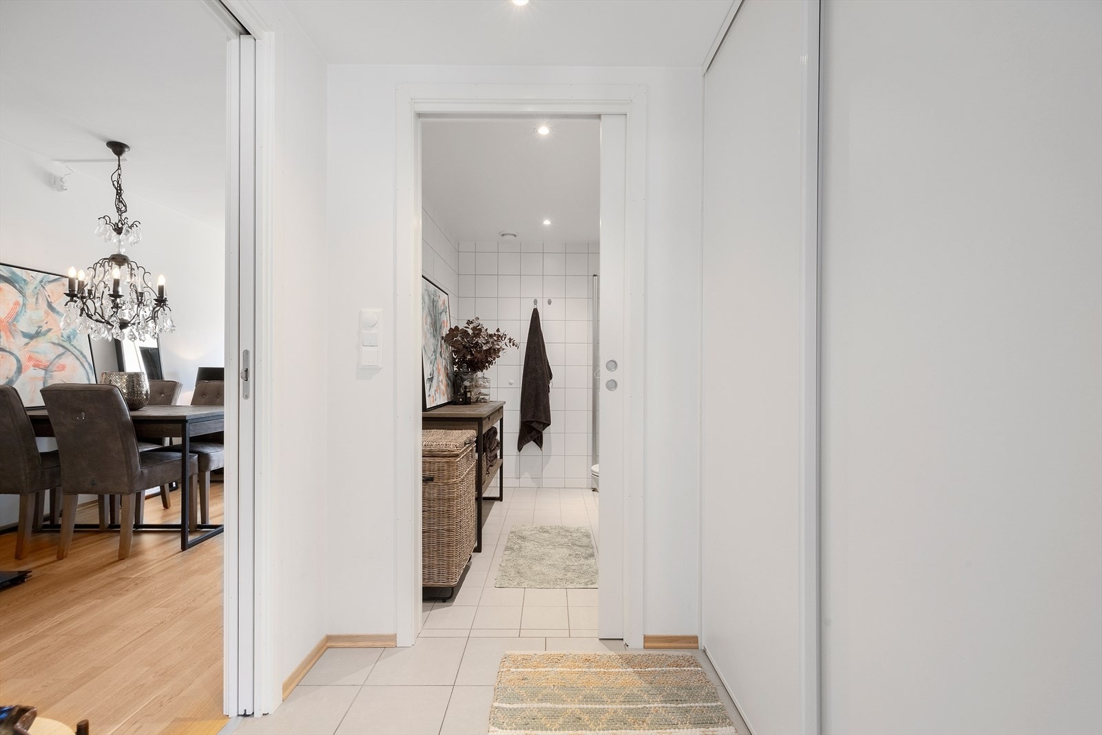 I entréen blir du møtt av en innbydende hall med flislagt gulv samt lysmalte vegger og himling med downlights. Galleribilde