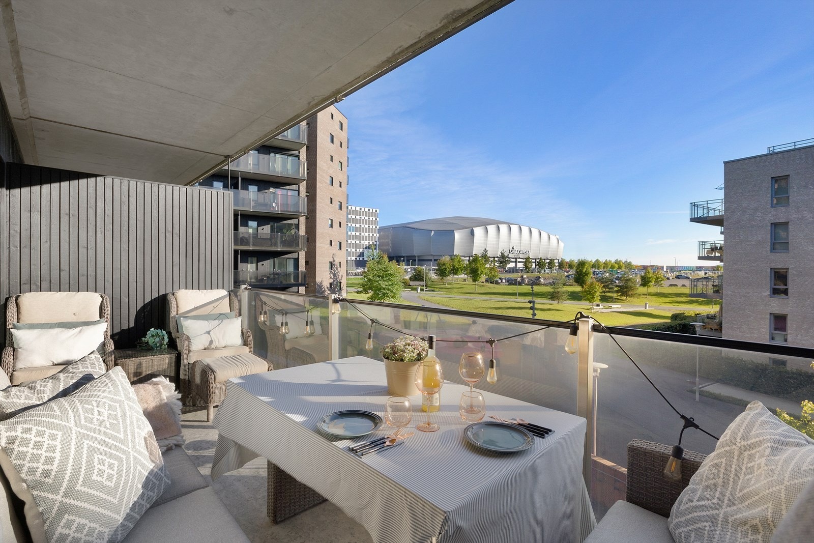 Romslig balkong på ca. 10 m² med plass til sittegruppe, grill og øvrig møblement. Galleribilde
