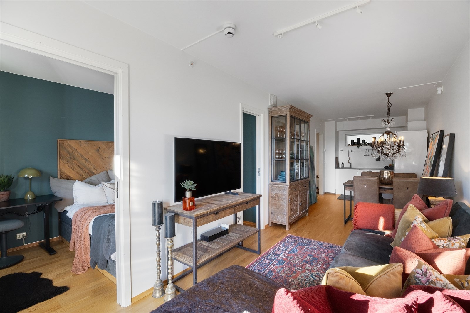 Stuen har en lettmøblert utforming med en naturlig sone for sofagruppe og mediemøblement. Galleribilde