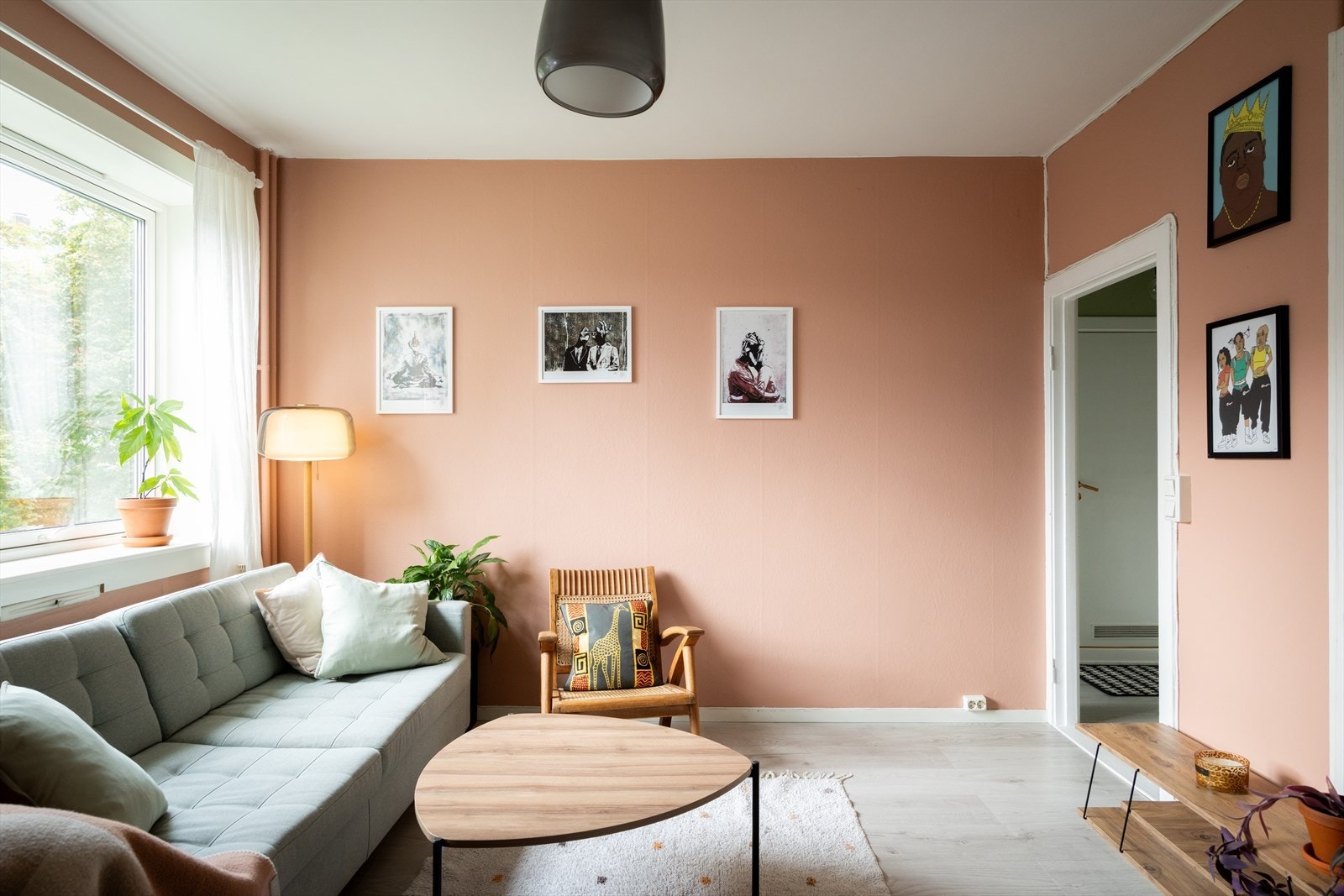 Overflatene er malt i en dus rosatone og det er lagt flott en-stavs laminat på gulv. Galleribilde