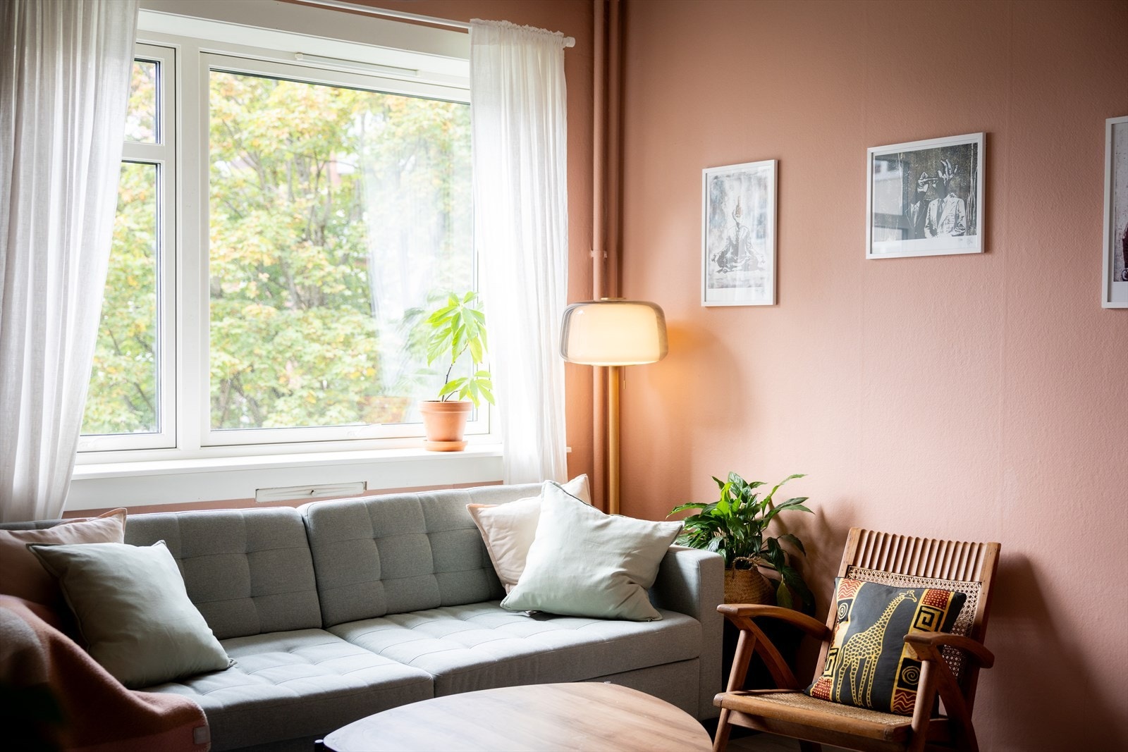 De store vindusflatene sørger for rikelig med lysinnslipp, i tillegg bidrar takhøyden på 2,62m til en god romfølelse. Galleribilde