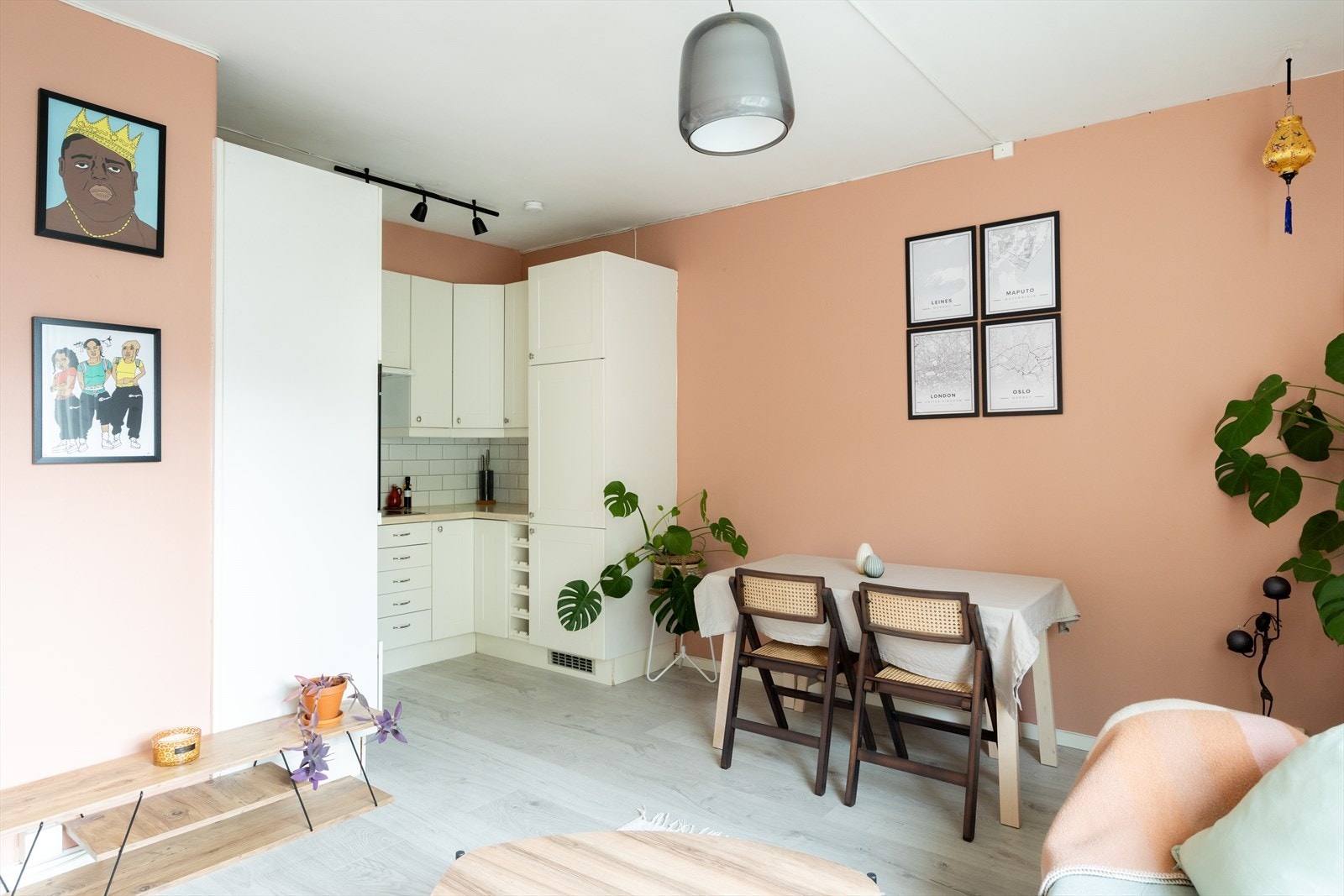 Planløsningen er tilpasset på en meget god måte med plass til både sofagruppe, spiseplass og tilhørende møbler. Galleribilde