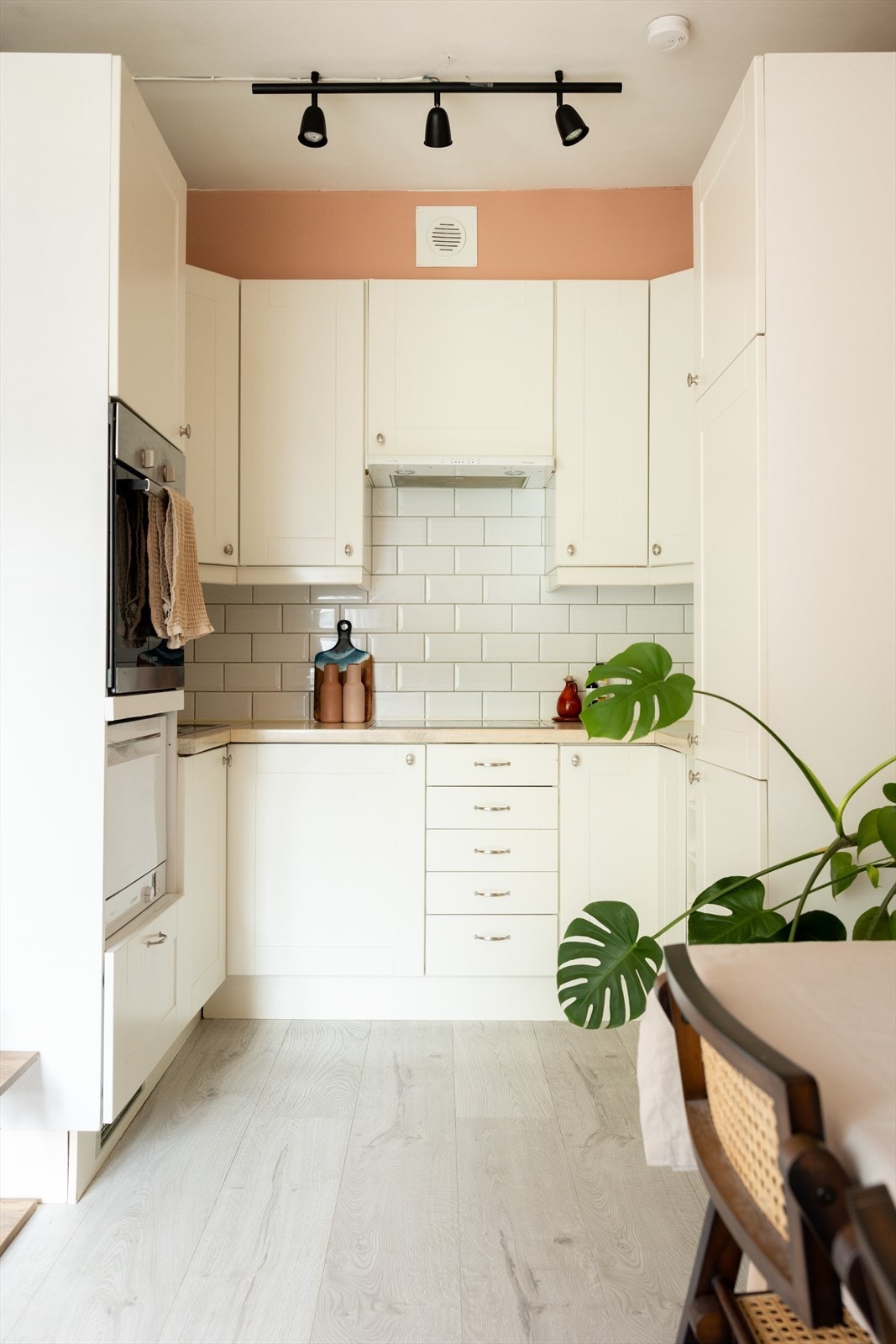 Kjøkkenet består av hvite profilerte fronter og benkeplate av laminat med nedfelt vaskekum. Galleribilde