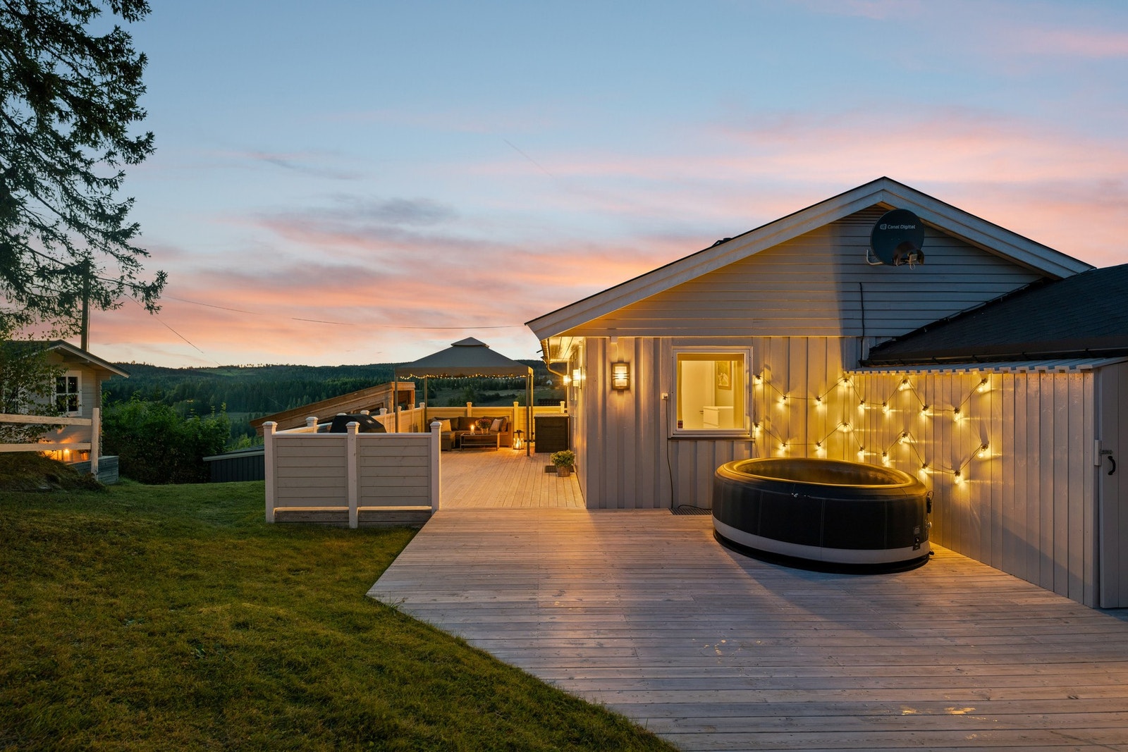 Stemningsfull terrasse med flott utsikt og gode muligheter for hyggelige kvelder. Galleribilde